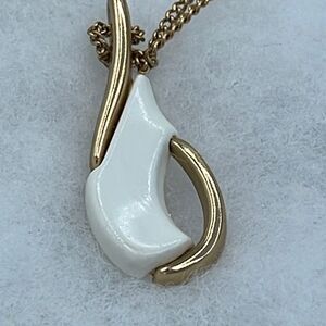 Vintage Sarah Coventry teardrop necklace.